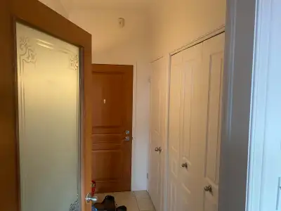 Beau grand 3 1/2 à Sainte-Foy, plafond de 9.5 pieds Près de tout à pieds Possibilité de garder laveu...