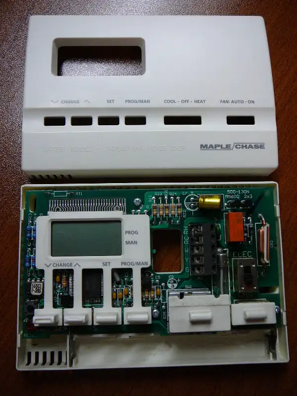 PROGRAMMABLE  ELECTRONIC  HOME  THERMOSTAT in Other in Regina - Image 3