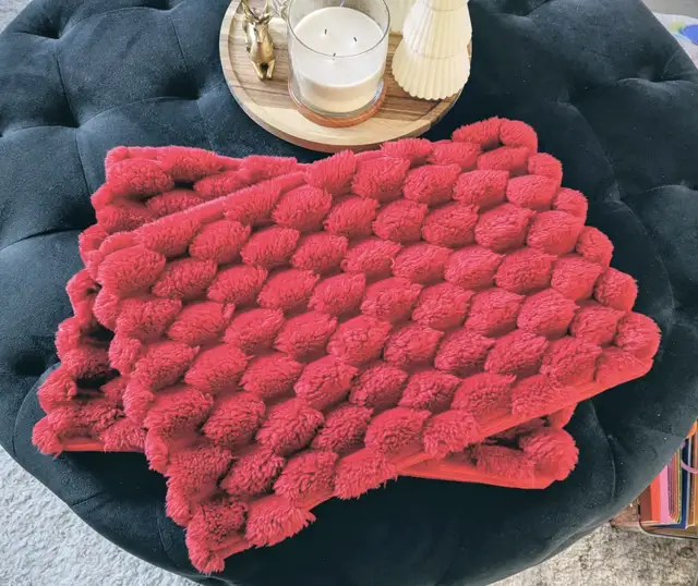 Christmas pillow covers in Home Décor & Accents in Saskatoon - Image 3