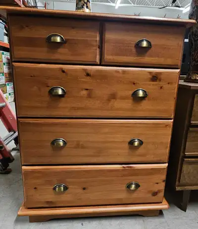 5 drawer dresser has a warm honey finish. This chest features two small top drawers and three full-w...