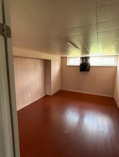 Basement bedroom available for 1 or 2 vegetarian girls.Location Avondale and close to Bramelea Go st...