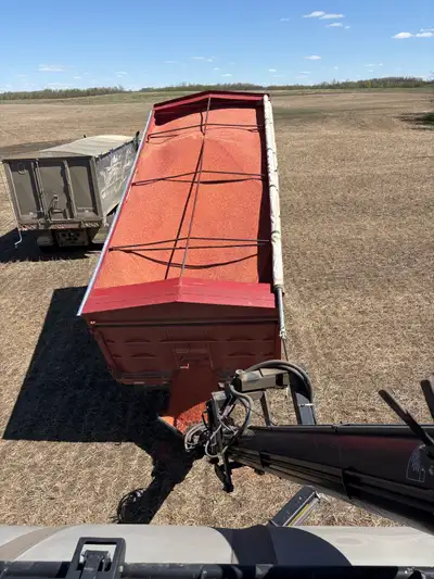 1999 international with fresh rebuilt dt530e have receipts. 13 speed. 18 foot box. Upgraded trucks s...