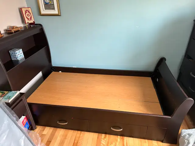 *Vente Rapide*  Lit  + table de chevet + commode 5 tiroirs. in Beds & Mattresses in Laval / North Shore - Image 2