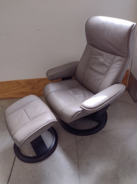 Nordic 21 Swivel Leather Recliner (with ottoman)