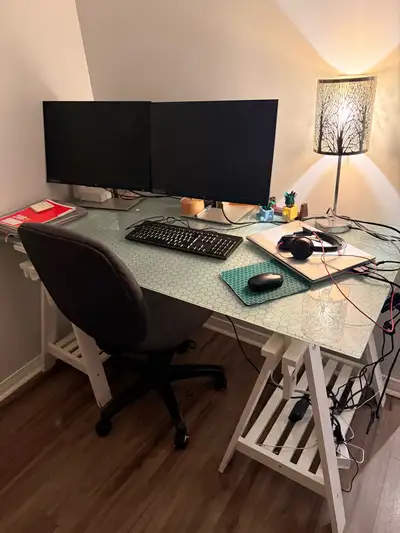 Bureau IKEA avec chaise à venir ramasser le 27 juin 2026. H2M 1M9 Dimensions bureau: 31 po de hauteu...