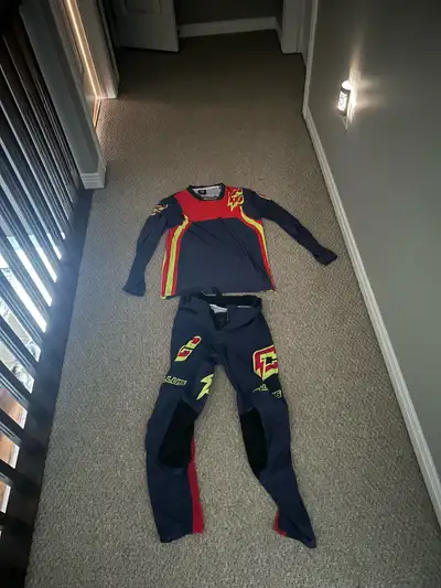 Like new, no rips 30 pants Medium jersey
