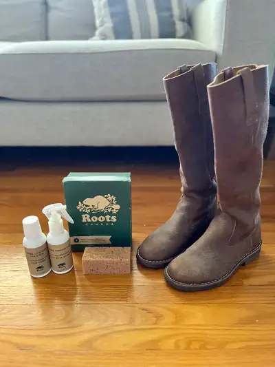 Roots women’s leather boots - Size 6, View more