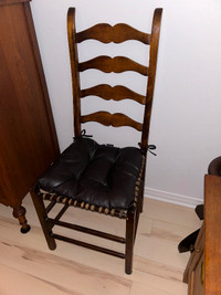 Une seule chaise d’entrée antique, tressée babiche.