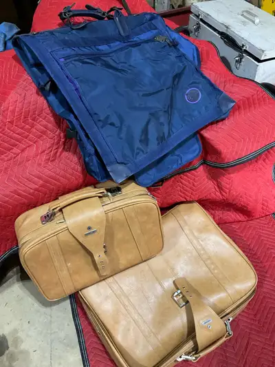 Like new 2 piece Samsonite luggage Will include blue nylon garment bag