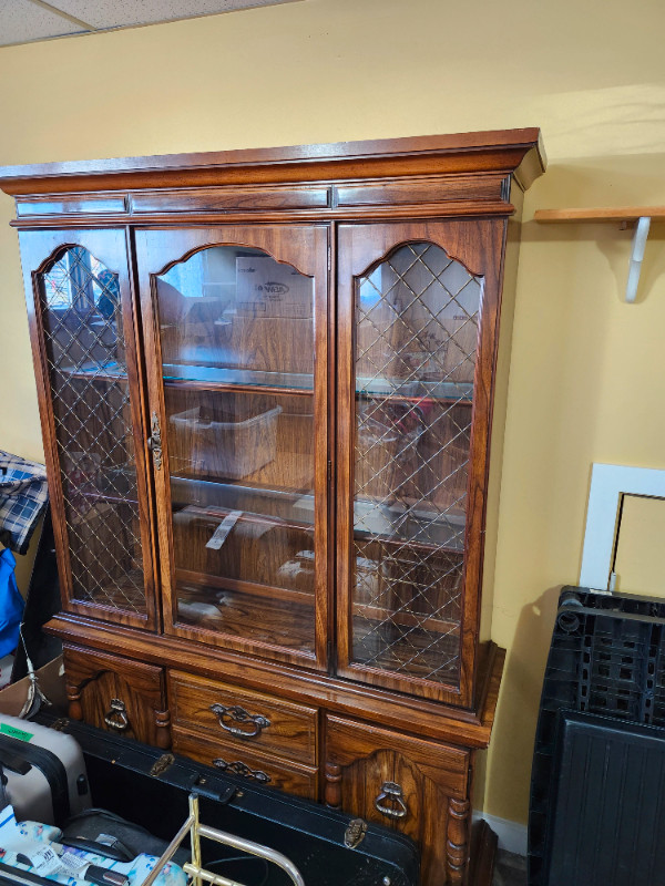 Beautiful china cabinet for sale. in Hutches & Display Cabinets in Calgary - Image 2