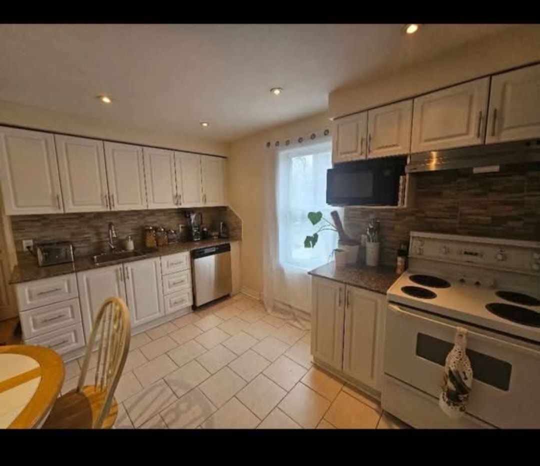 20 Av. Hillcrest #4 — photo 1