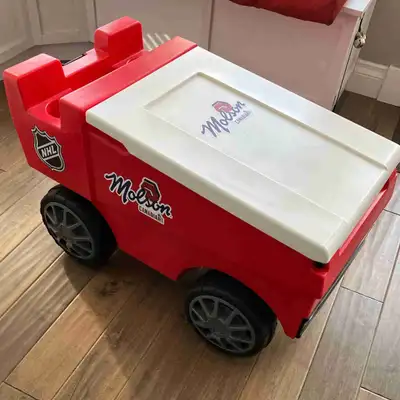 Remote control ,USB/MP3 Aux,speakers ,headlights like new asking $150. Call 403 862 3378