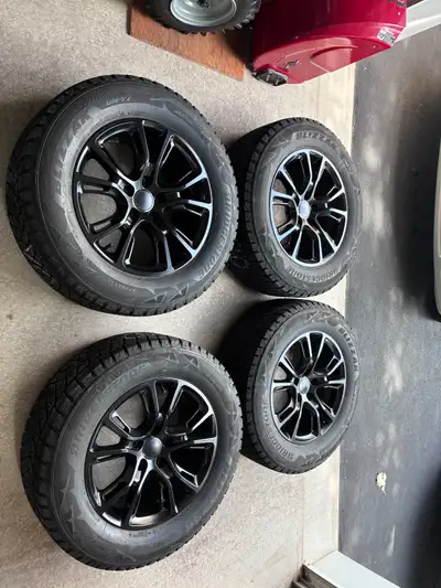 Spécifications: * Pneu: - Bridgestone Blizzak DM-V2 - 265 / 60 R18 - Reste 9/32, originalement autou...