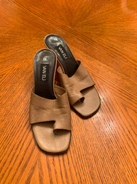 9.5 B  Beautiful Vanelli open toe beige heeled  leather sandal