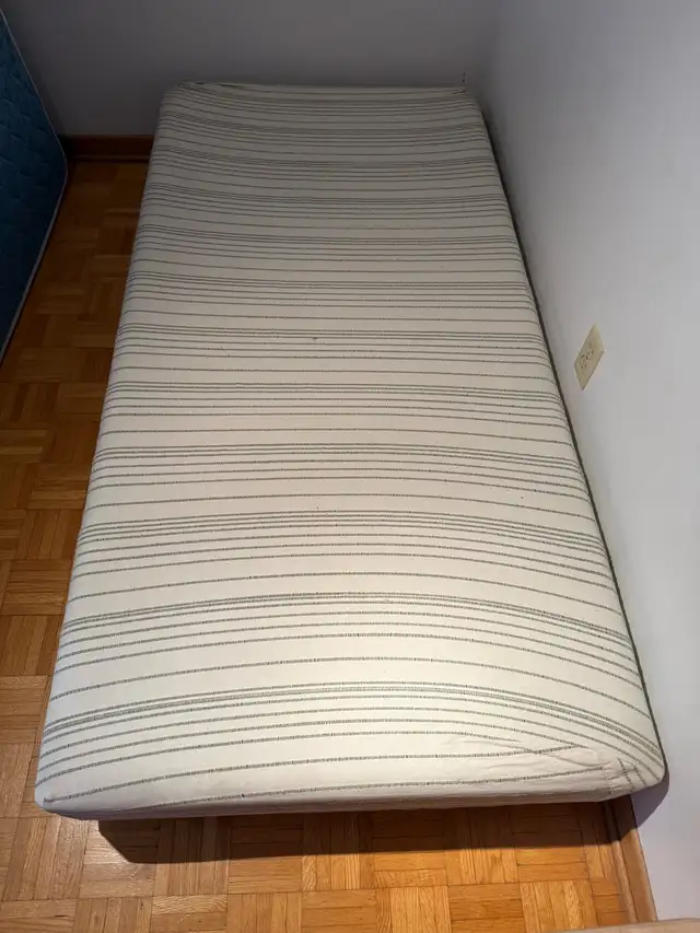 Base de lit et matelas in Beds & Mattresses in Longueuil / South Shore - Image 3