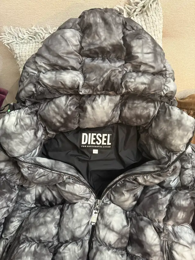 Diesel Puffer Jacket in Men's in City of Montréal - Image 4