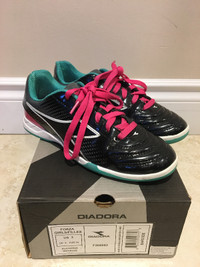 Girls Diadora Indoor Soccer Shoes - size 3