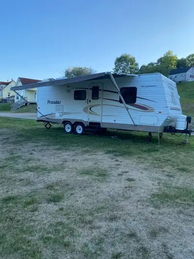 You won’t want to pass this up. Excellent condition, new roof, new awning over slide-out and door. E...