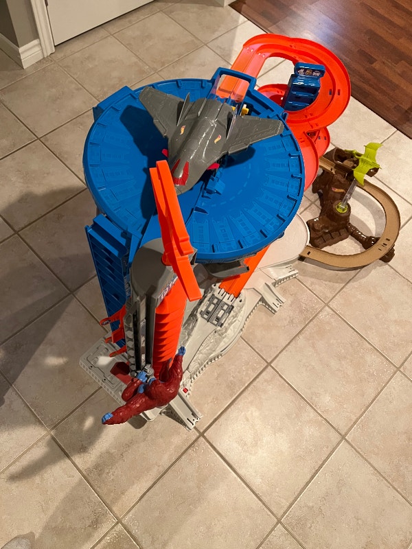 Hot Wheels Super Ultimate Garage with Pterodactyl Set Toys & Games