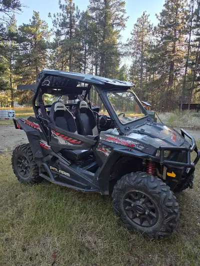2016 Polaris RZR 900 XC side-by-side has a ProStar 900 DOHC engine with ride command. This black and...