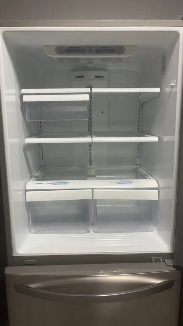 Frigidaire LG in Refrigerators in Laval / North Shore - Image 5