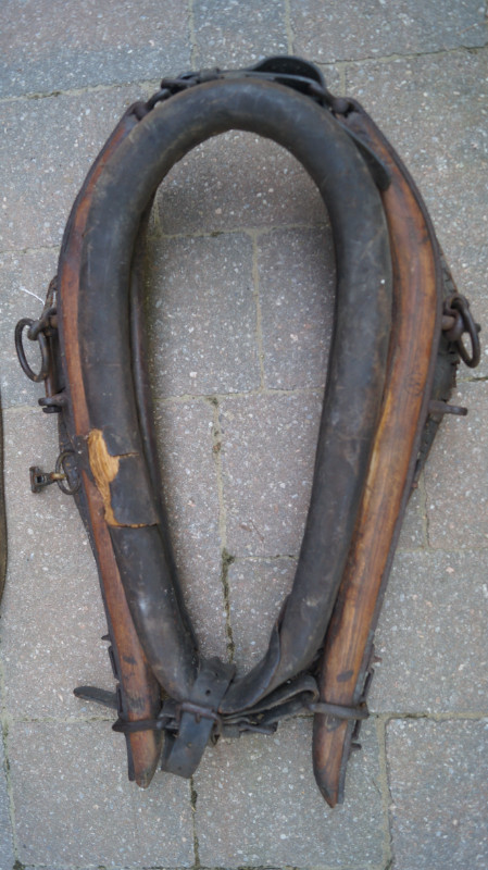 ANTIQUE HORSE COLLAR WITH HAMES AND BELLY BAND in Arts & Collectibles in Mississauga / Peel Region - Image 2