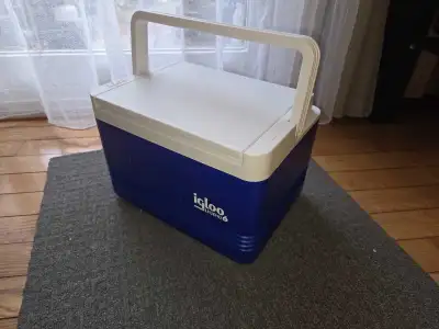 Keep your drinks and snacks cool with this used Igloo Legend 6 cooler. Its compact size makes it per...