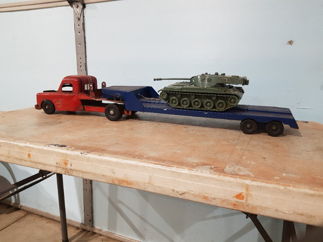 vintage stamped metal Structo truck, trailer with tank, 38" long in Arts & Collectibles in Sarnia - Image 4