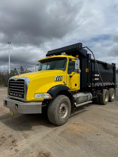 New MVI inspection with wheel pull New drive tires 13 speed Manual transmission Power lift tailgate...