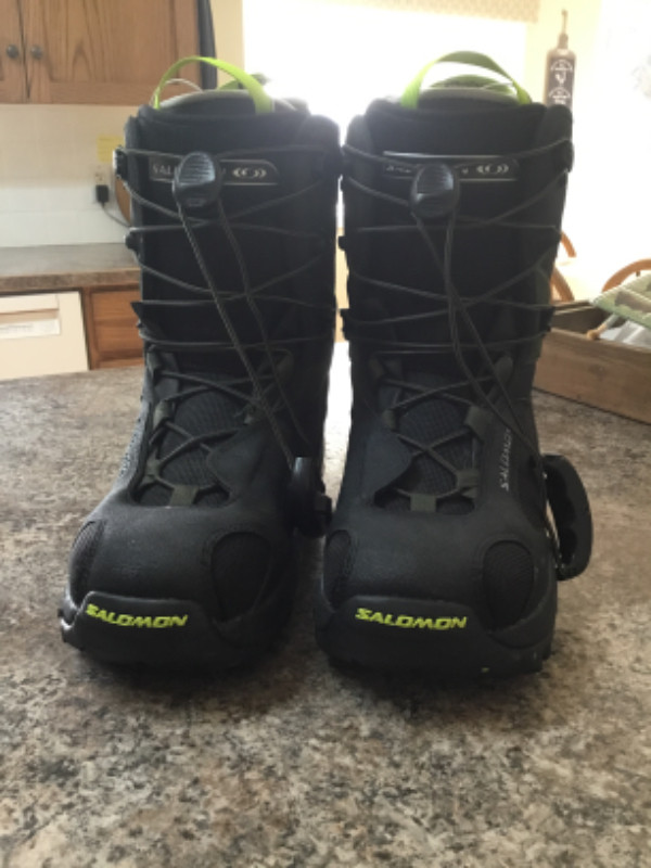 Salomon snowboard boots in Snowboard in Portage la Prairie