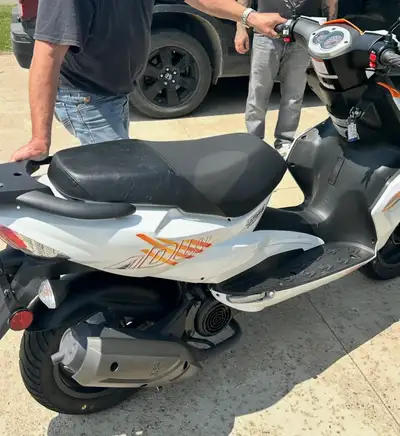 Scooter sportif Adly Moto GTS-R 50 (2022) , équipé d'un moteur monocylindre 2 temps de 49 cm³ refroi...