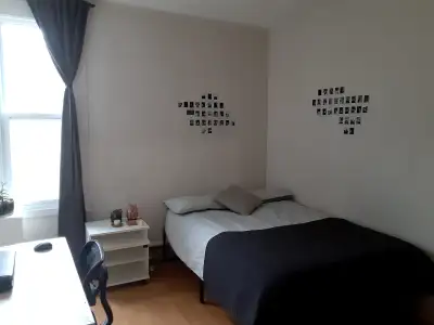 Libre le 1er juin. Chambre fermée (fille uniquement). Toute meublée dans un grand appartement de 3 c...