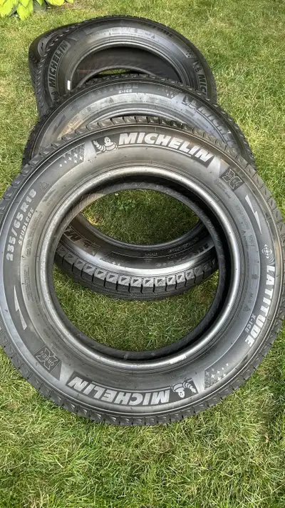 J'offre un ensemble de quatre pneus d’hiver Michelin Latitude en dimension 235/65R18. Ces pneus sont...