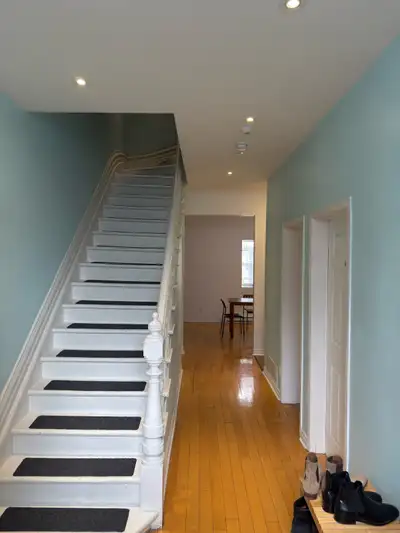 Available this summer in a spacious 7-person shared house in Notre-Dame-de-Grâce. This basement room...