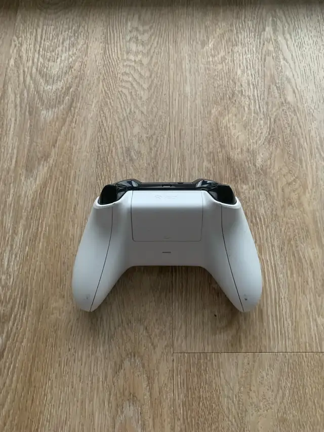 Xbox One S-2 manettes-2 jeux**Xbox One S-2 controllers-2 games in XBOX One in Laval / North Shore - Image 7