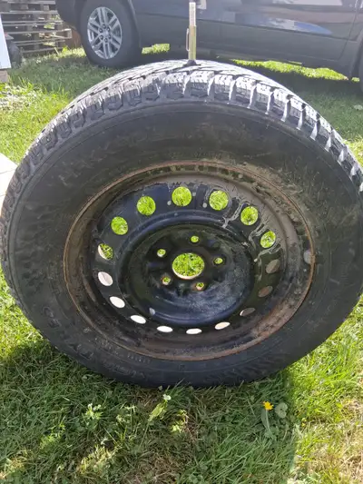 Pneus nokian 215 60 r16 a clou gravure 9a 10/32 un pneu a une suce avec roue camry 2009