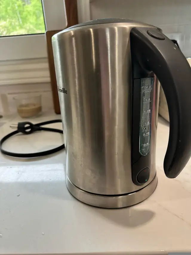 Breville stainless steel kettle in Kitchen & Dining Wares in Sudbury - Image 3