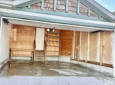 Beautiful double garage for rent i am asking 400 for storage or parking only please