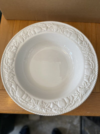 Round serving platter - Signature Brand