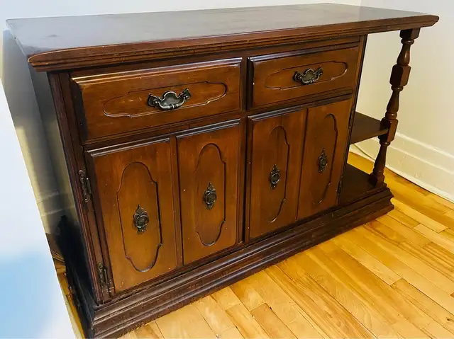 Superbe Buffet / Meuble d'appoint Vintage en bois massif in Hutches & Display Cabinets in City of Montréal - Image 2