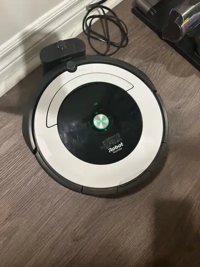 Roomba vacuum 695. Comes with box, extra filter, laser to map your house and cleaning tool. Minimall...