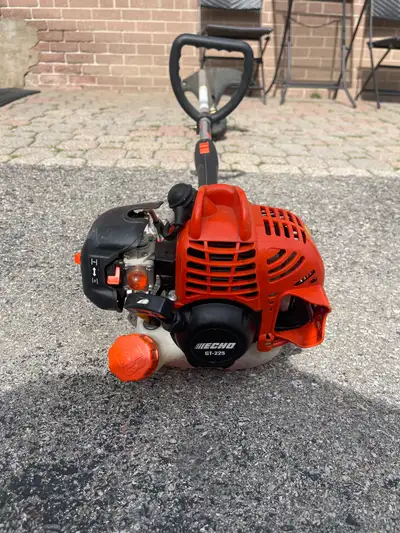 Gently used Echo GT-225 gas string trimmer in excellent working condition. Starts right up and runs...
