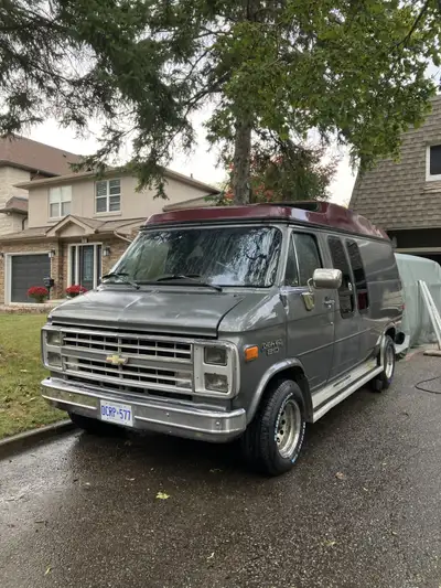 Canadian-made Chevy Van G20. Original 350 engine, TBI fuel injection, 4L60 transmission. A/C, power...