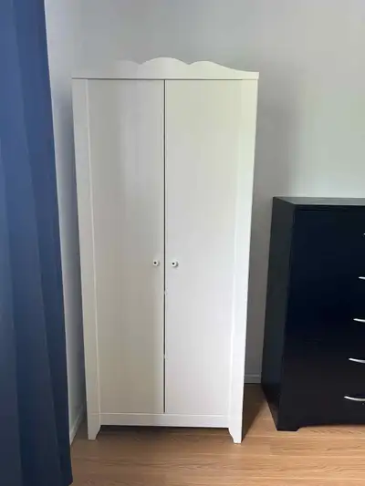 Armoire (penderie) + 2 commodes en très bon état, View more