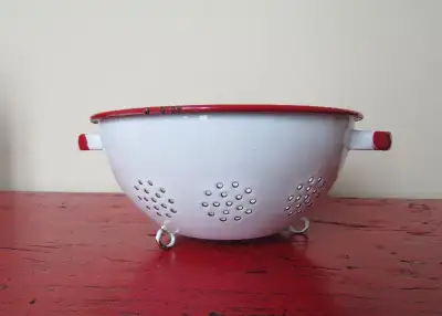 Egouttoir en email blanc contour rouge White enamel colander, View more