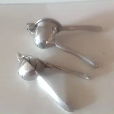 Presse-citron, presse-lime ou presse-agrumes. Manuel et fait en aluminium. Parfait pour le jus !