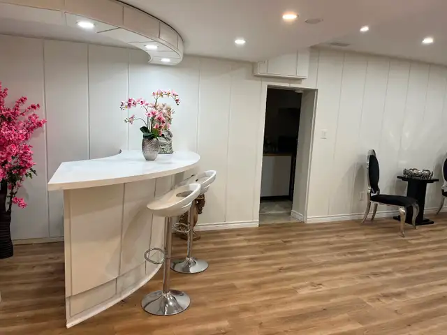 VERY BRIGHT ROOM NORTH YORK STEELES AND BATHURST NEAR BUS/PLAZA