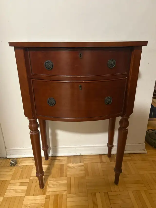 Mahogany Side Table in Dressers & Wardrobes in City of Toronto - Image 2