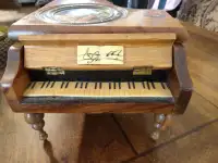 Petit piano musical décoratif en bois
