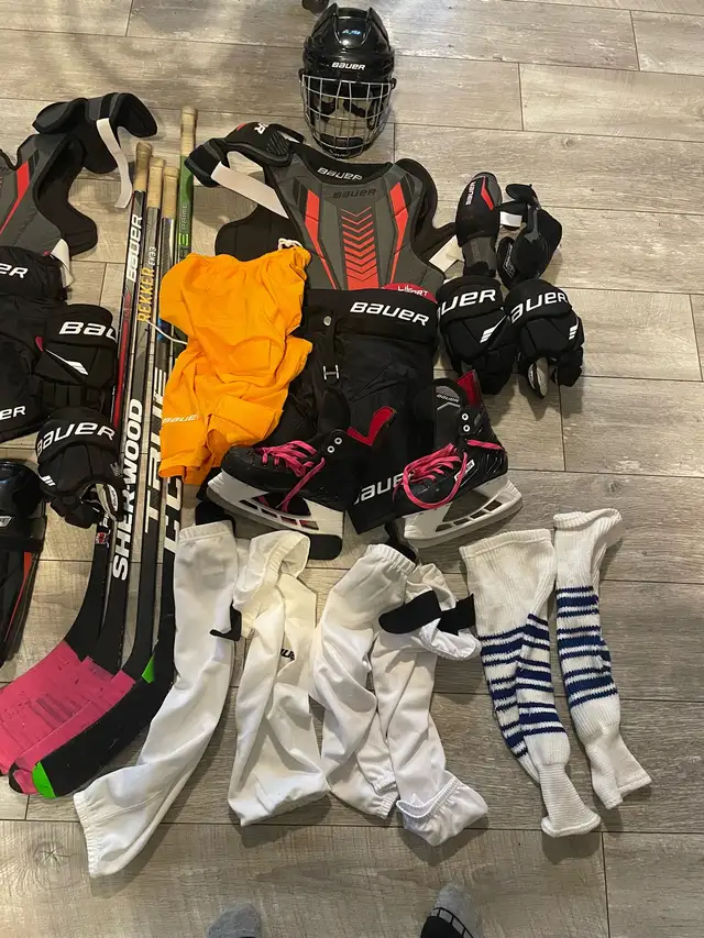 kids hockey equipment in Hockey in Norfolk County - Image 2